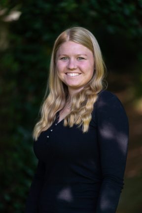 2026-04-25-Jana-im-Wald-001