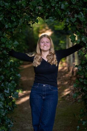 2026-04-25-Jana-im-Wald-002