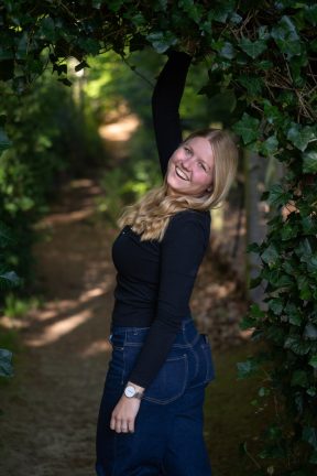 2026-04-25-Jana-im-Wald-006