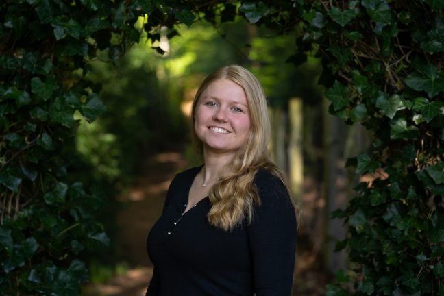 2026-04-25-Jana-im-Wald-008