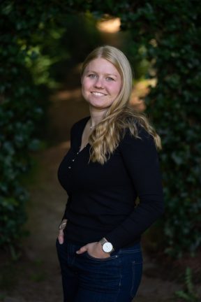 2026-04-25-Jana-im-Wald-010