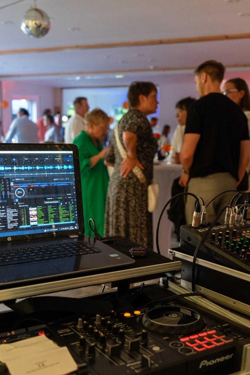 DJ Desk on an Event - kuttershutter